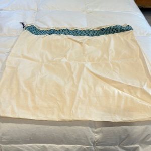 Tory Burch drawstring, dust cover, large, clean color with blue on aqua accent